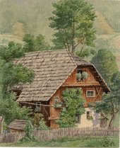 Im Vordergrund: Bauernhaus mit Holzzaun. Im Hintergrund: Bäume und Bergwald